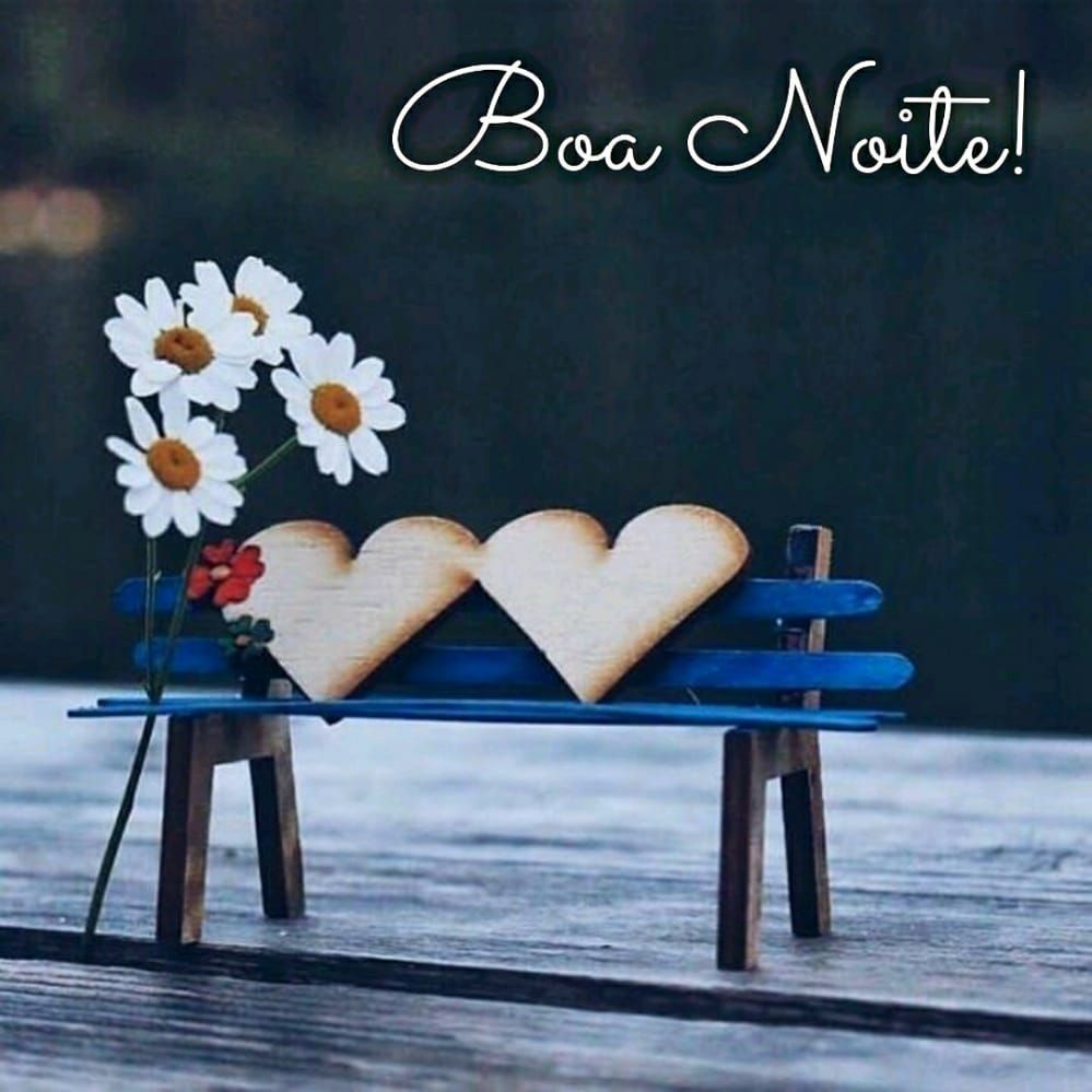 banquinho de praça com almofadas de corações e florea