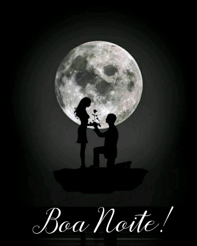 homem entregando flores para sua amada a luz de lua