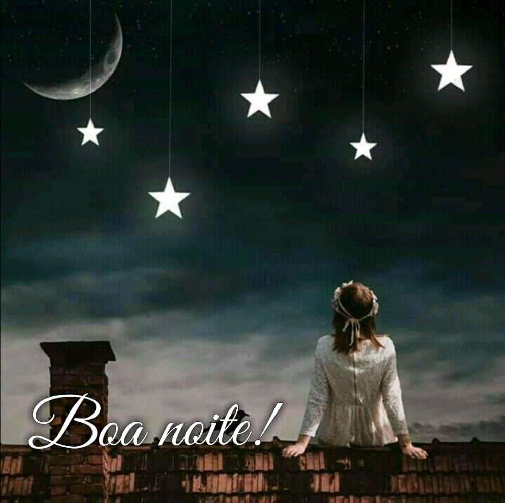 menina sentada no muro olhando as estrelas e a lua