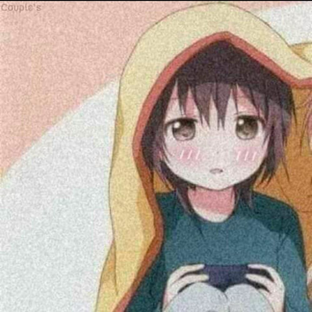 menino jogando video game de baixo da coberta