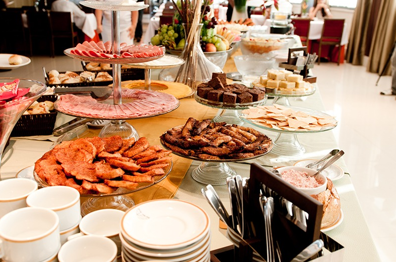 Alem de muito luxuoso o Hotel praia centro tem a quele banquete especial que dar agua na boca