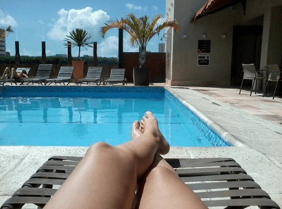 Piscina e banho de sol avontade para a quel bronzeamento! Fotoperfeita de da gosto