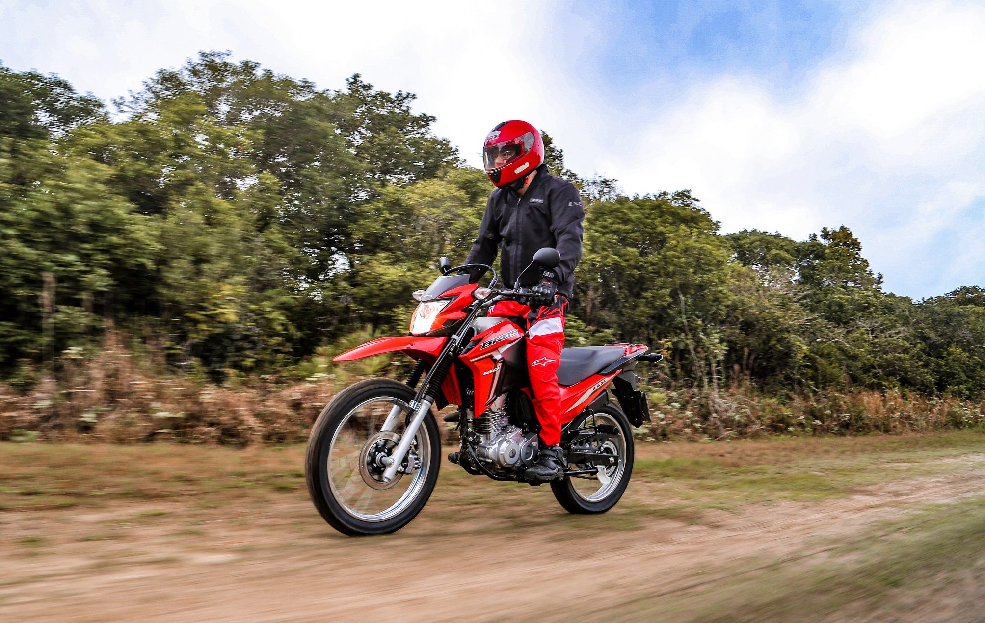 Bros 2022 moto ciclista pilotando no rali