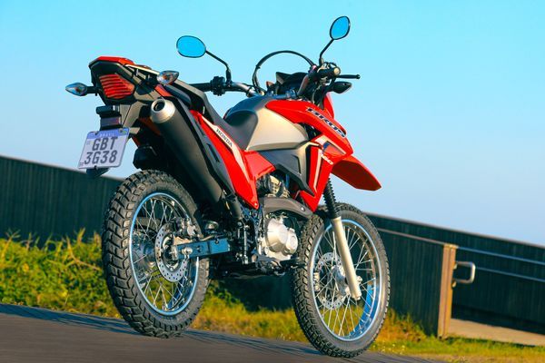 Bros vermelha estacionada