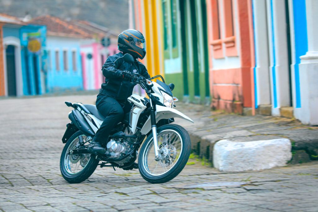 Motociclista pilotando moto na cidade
