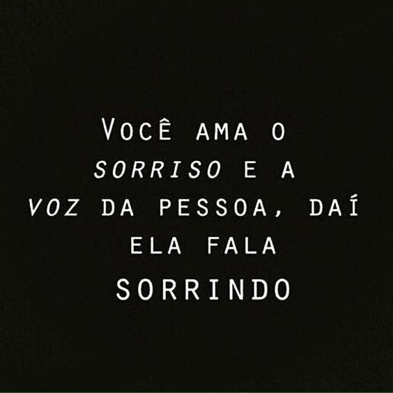 Ela fala sorrindo